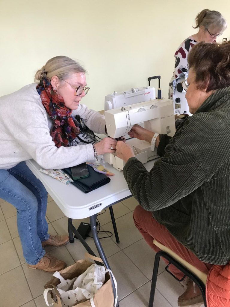 Entraide à l'atelier couture
